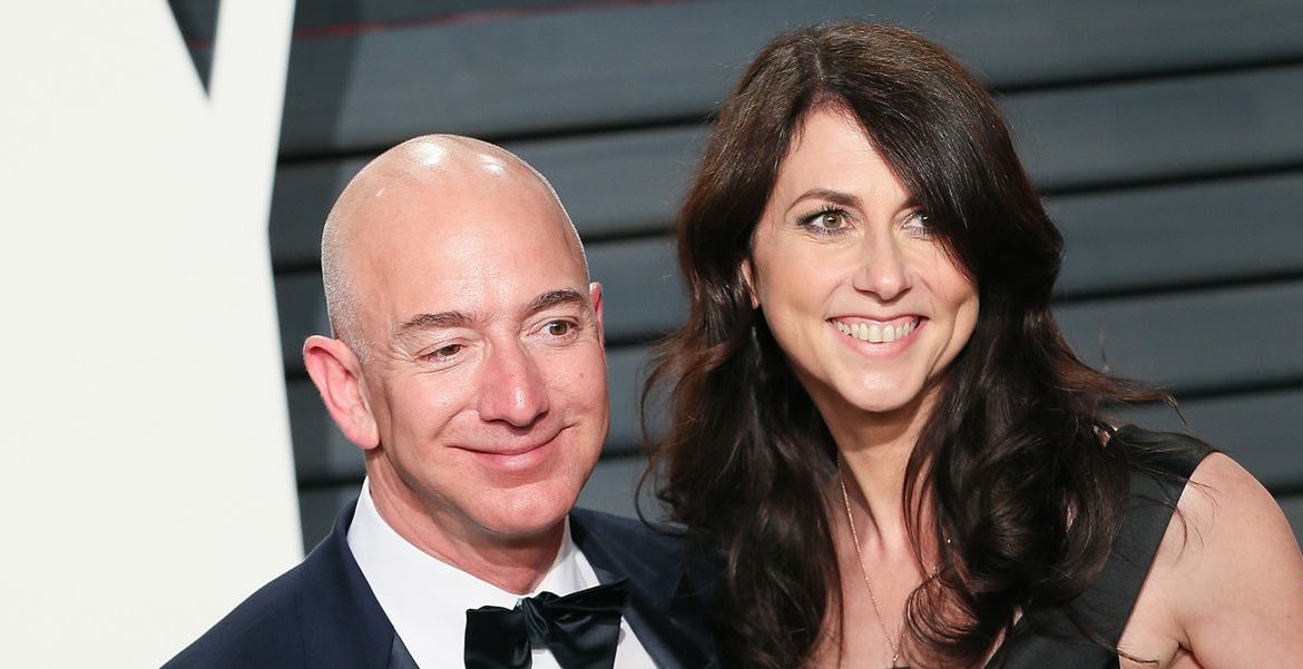 Latest International News : Jeff Bezos: World's richest man agrees $35bn divorce
