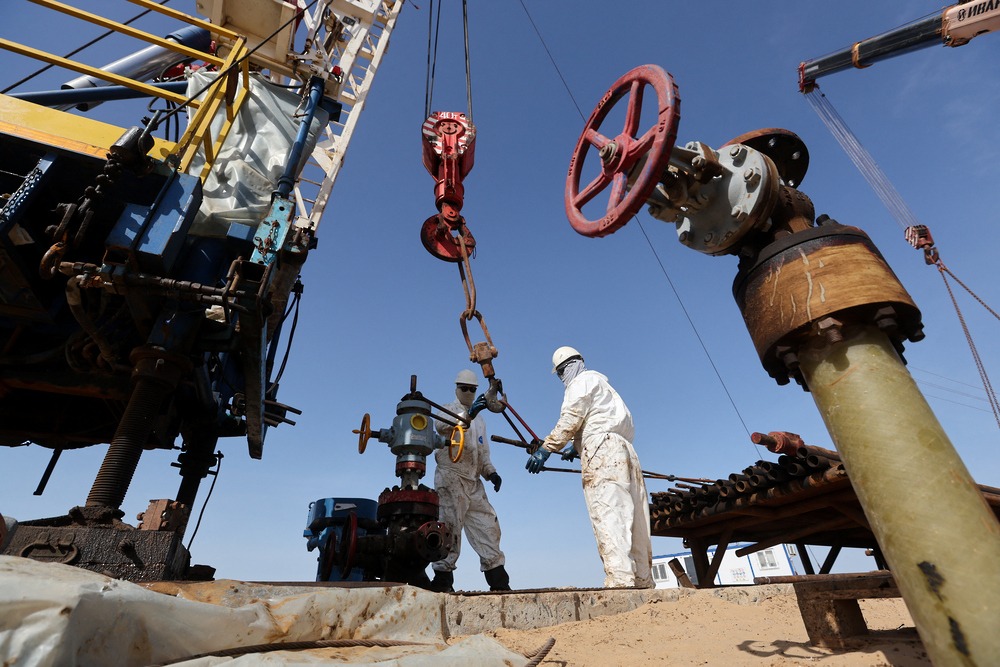 Oil prices fall as Middle East tensions persist