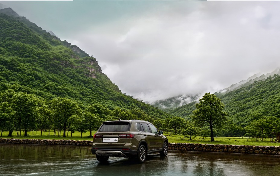 Oman urges motorists to protect Dhofar’s Khareef season by parking only in designated areas