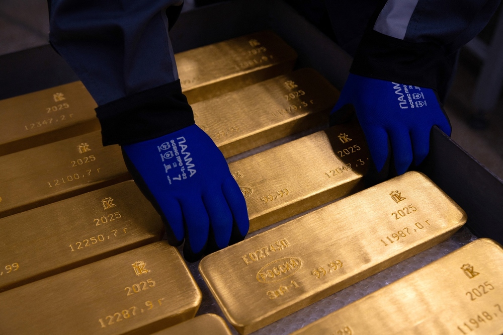 Gold prices fall ahead of US inflation data